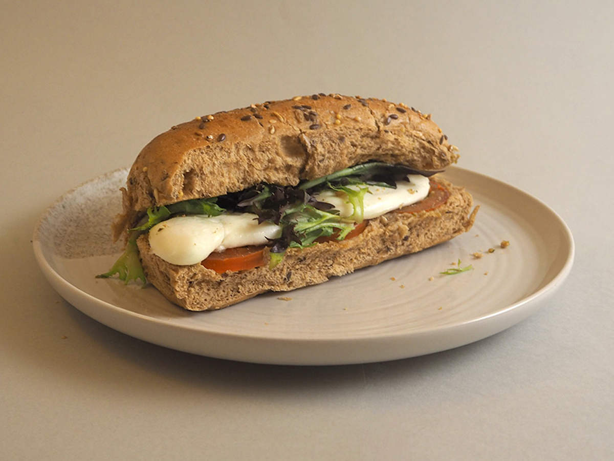 Baguette tomat, mozzarela og pesto