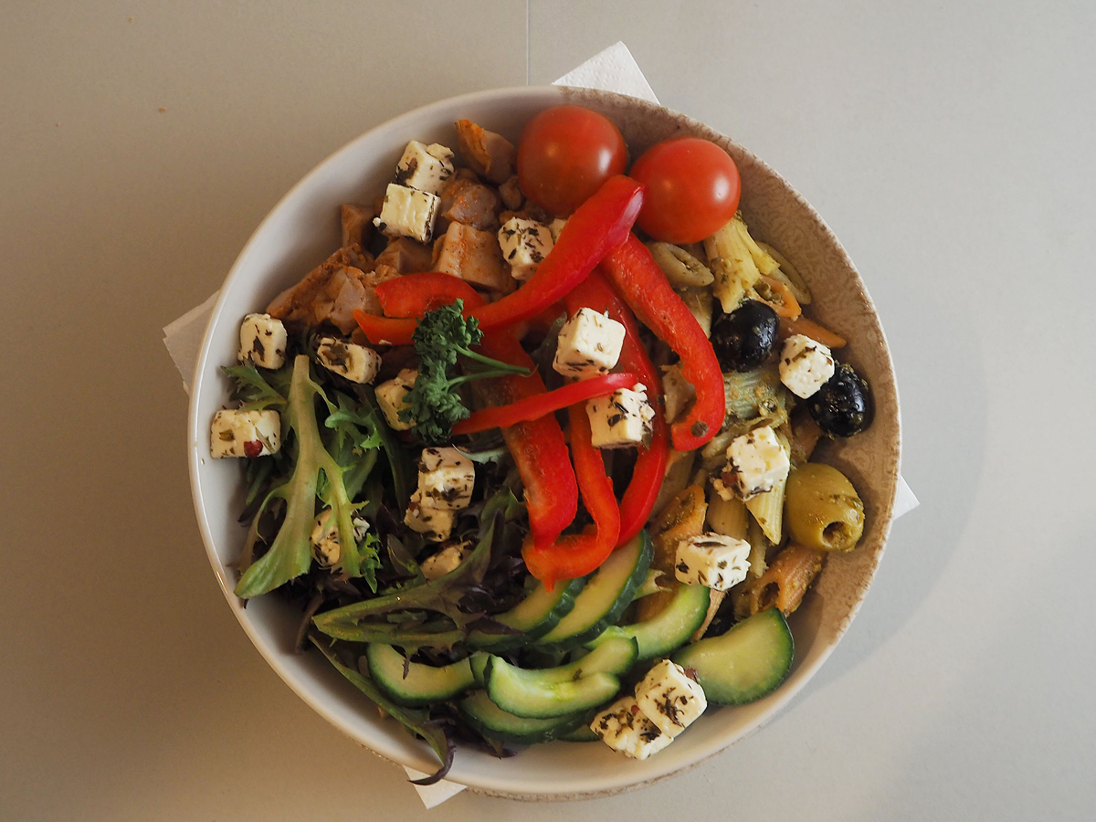 Pastasalat med kylling og pesto